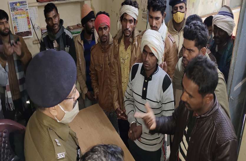 परिजन बोले-पुलिस की मिलीभगत से हुई लूट व हत्या, पुलिसकर्मी निलंबित