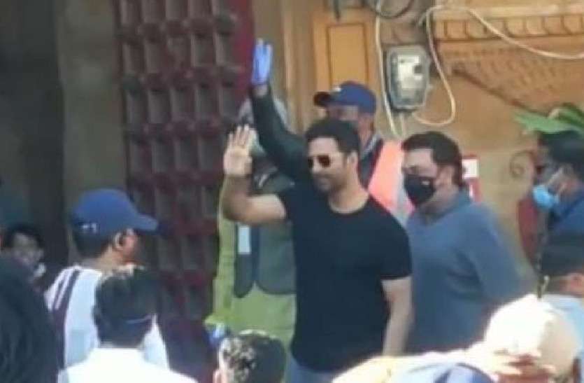 Akshay Kumar Arshad Warsi film Bachchan Pandey shooting in Jaisalmer बच्चन पांडे: नाचना हवेली पहुंचे अक्षय ने प्रशंसकों का अभिवादन किया, लगा रहा लोगों का तांता