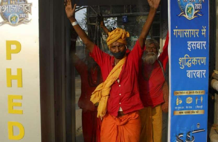 आउट्राम घाट पर लगा सैनिटाइजिंग टनल, हो रही थर्मल स्क्रीनिंग आउट्राम घाट पर लगा सैनिटाइजिंग टनल, हो रही थर्मल स्क्रीनिंग