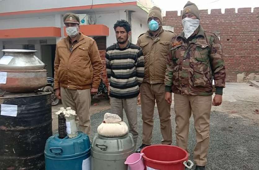 bijnor.jpg बुलंदशहर जहरीली शराब कांड के बाद बिजनौर में पकड़ी गई अवैध शराब की भट्टी