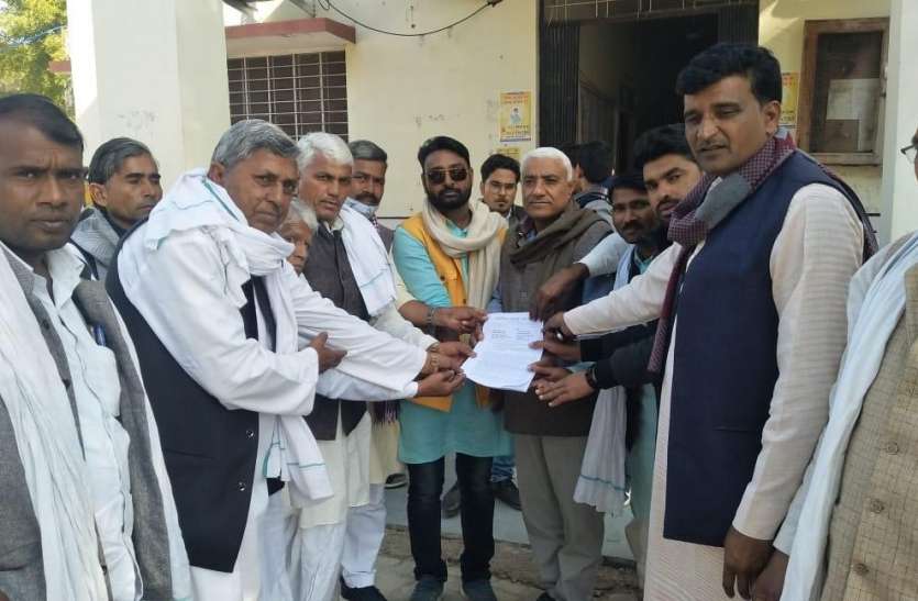 सरपंचों ने आदेशों की प्रतियां जलाकर जताया विरोध सरपंचों ने आदेशों की प्रतियां जलाकर जताया विरोध
