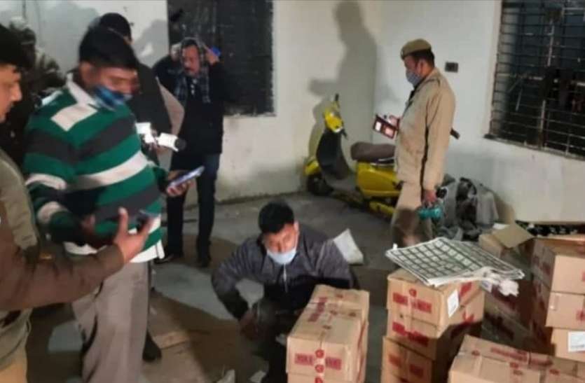 greater-noida.jpg बुलंदशहर शराब कांड: ग्रेटर नोएडा में छापेमारी, जहरीली शराब की सप्लाई करने वाली फैक्ट्री में मिले आरोपियों के शव