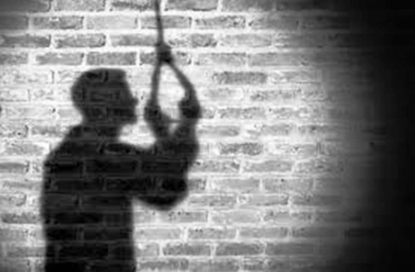 Hanging आठ माह पहले हुई शादी पहले पत्नी ने किया सुसाइड दो दिन बाद पति ने लगाई फांसी