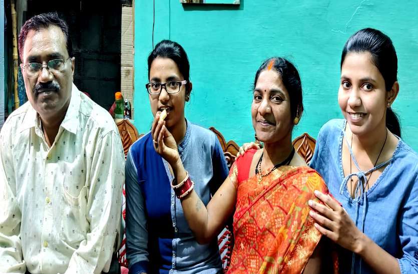 बालोद: जेल प्रहरी की बेटी बनी भाभा एटॉमिक रिसर्च सेंटर में साइंटिस्ट ऑफिसर, गदगद पिता बोले छाती चौड़ी हो गई बालोद: जेल प्रहरी की बेटी बनी भाभा एटॉमिक रिसर्च सेंटर में साइंटिस्ट ऑफिसर, गदगद पिता बोले छाती चौड़ी हो गई