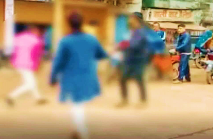 news छेड़छाड़ का आरोप लगाकर बीच सड़क पर लड़के को डंडे से पीट रही थी लड़की, पुलिस के सामने हुआ ये खुलासा