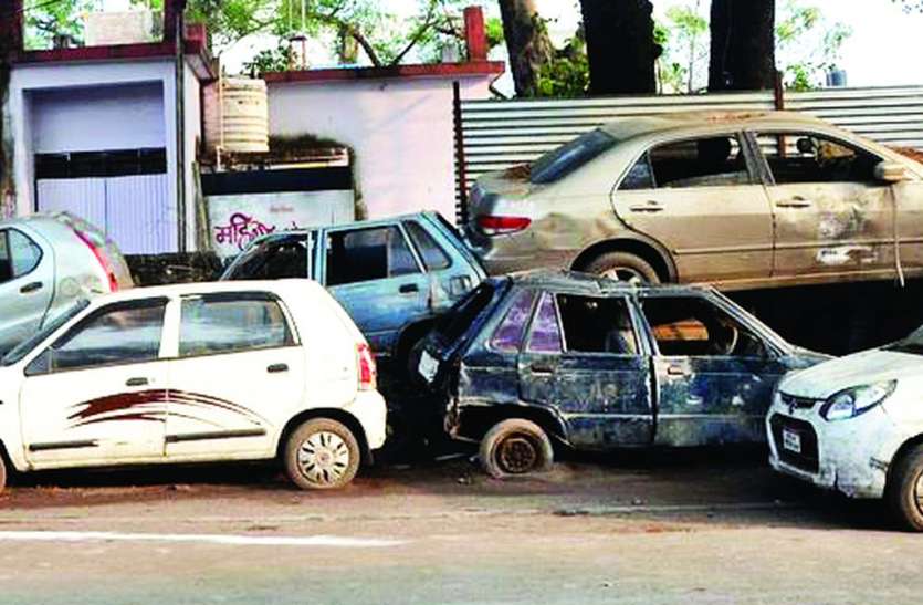 थानों के जब्त वाहन ही ट्रैफिक में बन रहे अडंग़ा थानों के जब्त वाहन ही ट्रैफिक में बन रहे अडंग़ा