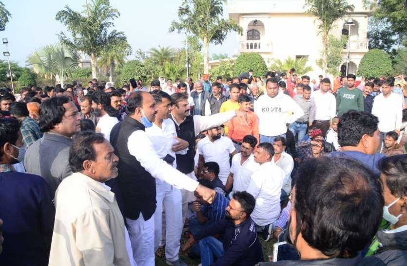 झालावाड़ में हंगामे की भेंट चढ़ी कांग्रेस की बैठक झालावाड़ में हंगामे की भेंट चढ़ी कांग्रेस की बैठक