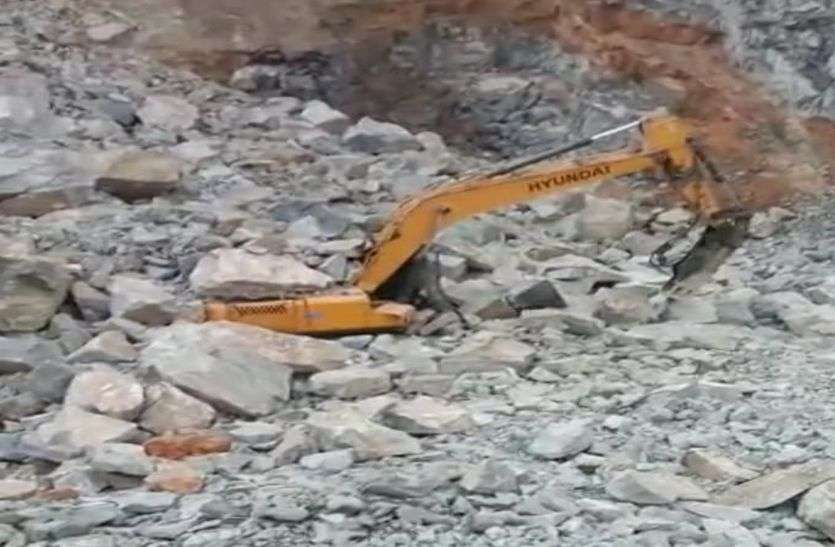 150 फीट गहराई में खदान का हिस्सा गिरने पर लोडर चालक की मौत, पांच घंटे बाद मिला शव 150 फीट गहराई में खदान का हिस्सा गिरने पर लोडर चालक की मौत, पांच घंटे बाद मिला शव
