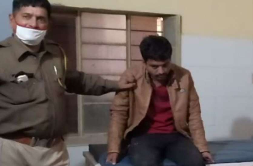 Crook arrested despite firing on Kuchera police रेण में बाइक को मारी टक्कर, आकेली में पलटी स्कोर्पियो, बंदूक की नोक पर दूसरी कार छीनकर भागे, फिर भी पकड़े गए