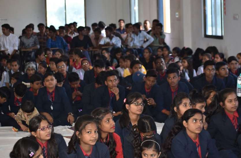 Deposit fees, otherwise the child will not be able to take the exam Nagaur. फीस जमा करो, नहीं तो फिर परीक्षा नहीं दे पाएगा बच्चा...!