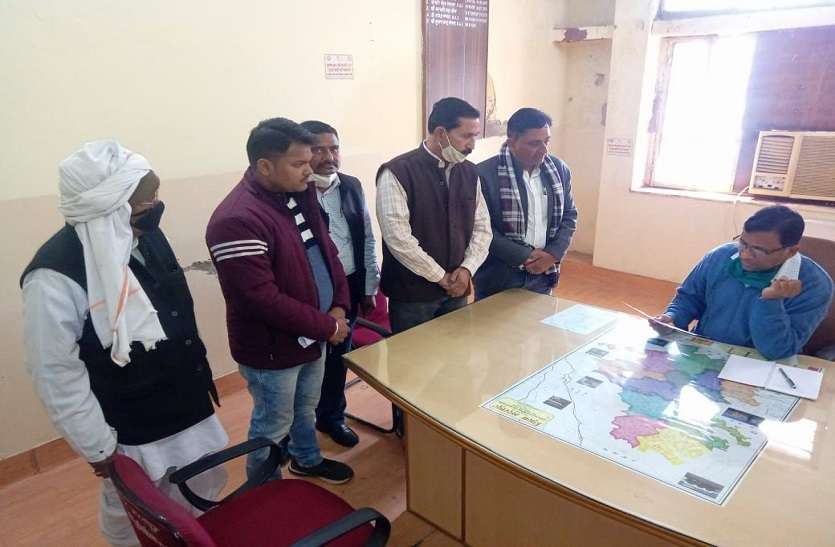 राशन डीलरों के पास भेजा जा रहा पानी में भीगा गेहूं, ताकि बढ़ सके वजन राशन डीलरों के पास भेजा जा रहा पानी में भीगा गेहूं, ताकि बढ़ सके वजन