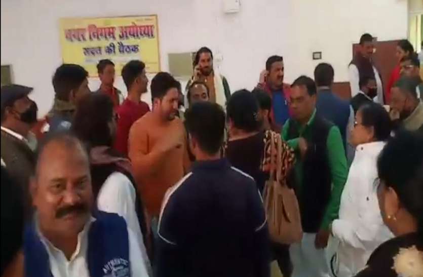 नगर निगम अयोध्या में हंगामेदार हुई बोर्ड की बैठक बड़ी खबर : नगर निगम अयोध्या पर पार्षद ने लगाया धर्म के आधार पर कारवाई करने का बड़ा आरोप