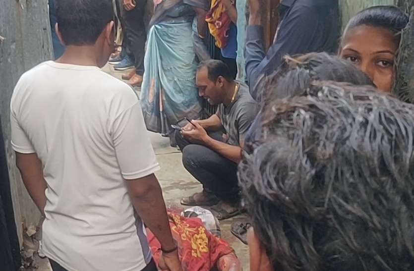 murder : धारदार हथियारों से वार कर महिला की निर्मम हत्या murder : धारदार हथियारों से वार कर महिला की निर्मम हत्या