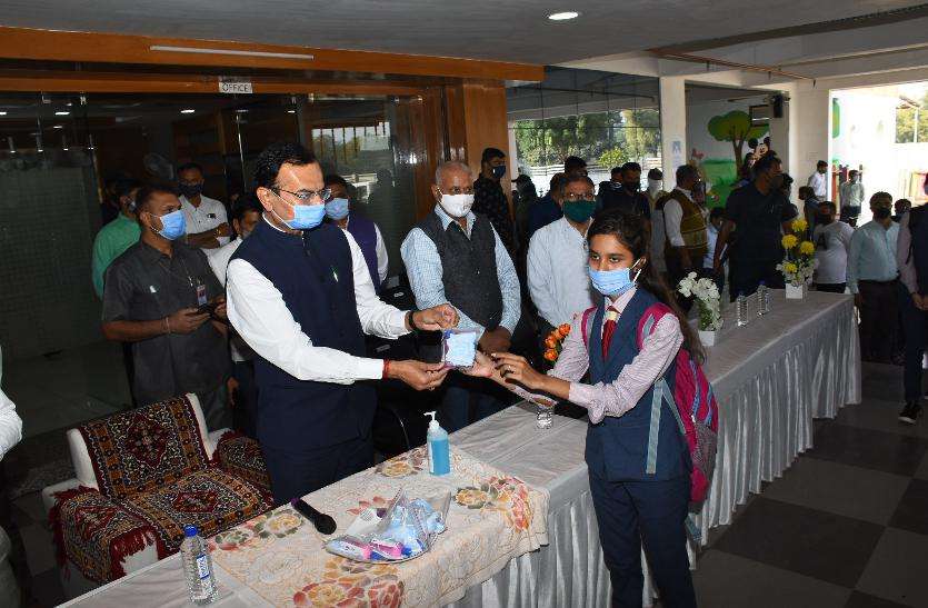 दस माह बाद लौटी स्कूल-कॉलेज में रौनक दस माह बाद लौटी स्कूल-कॉलेज में रौनक