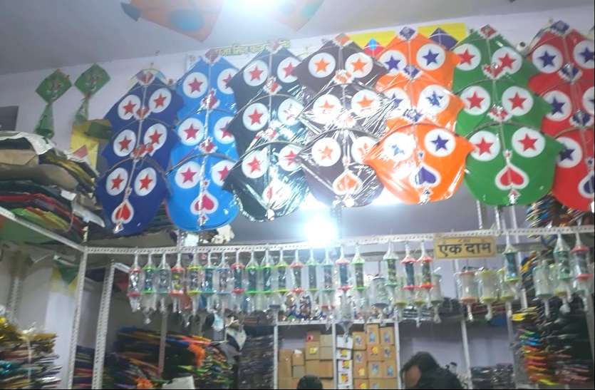 हांडीपुरा में पतंग-डोर से सजी दुकान। बाजार गुलजार, पतंगें आसमान में छाने को तैयार