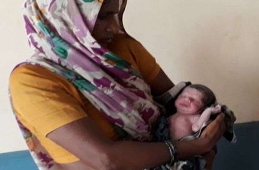 Deliveries in tempo - टैम्पो में प्रसव, सरकार के दावे हुए फेल Deliveries in tempo - टैम्पो में प्रसव, सरकार के दावे हुए फेल