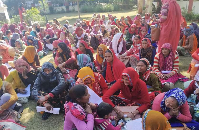 आशा सहयोगिनियों ने कार्य का बहिष्कार कर दिया धरना आशा सहयोगिनियों ने कार्य का बहिष्कार कर दिया धरना