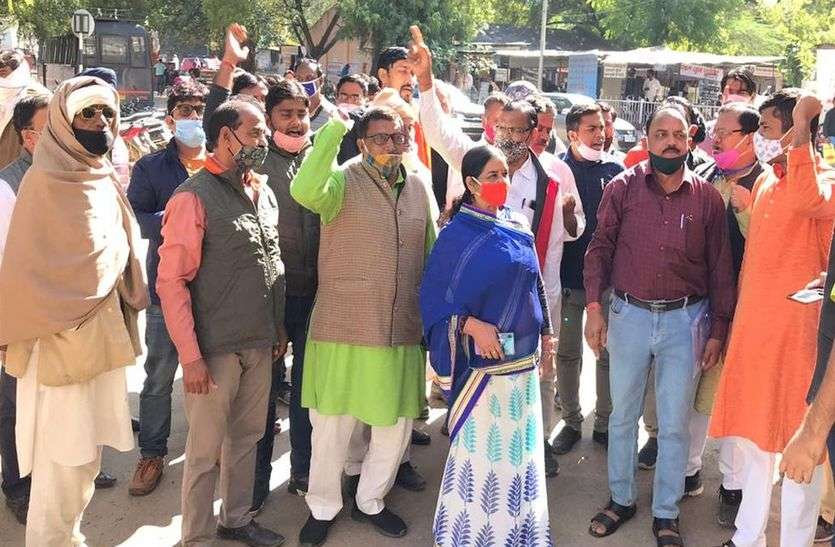 रेडीमेड शौचालयों को तोडऩे का जताया विरोध रेडीमेड शौचालयों को तोडऩे का जताया विरोध