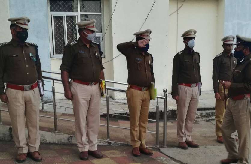 उदयपुर आईजी ने किया प्रतापगढ़ का दौरा, नए साल में अफीम व शराब तस्करी में कमी का लिया संकल्प उदयपुर आईजी ने किया प्रतापगढ़ का दौरा, नए साल में अफीम व शराब तस्करी में कमी का लिया संकल्प