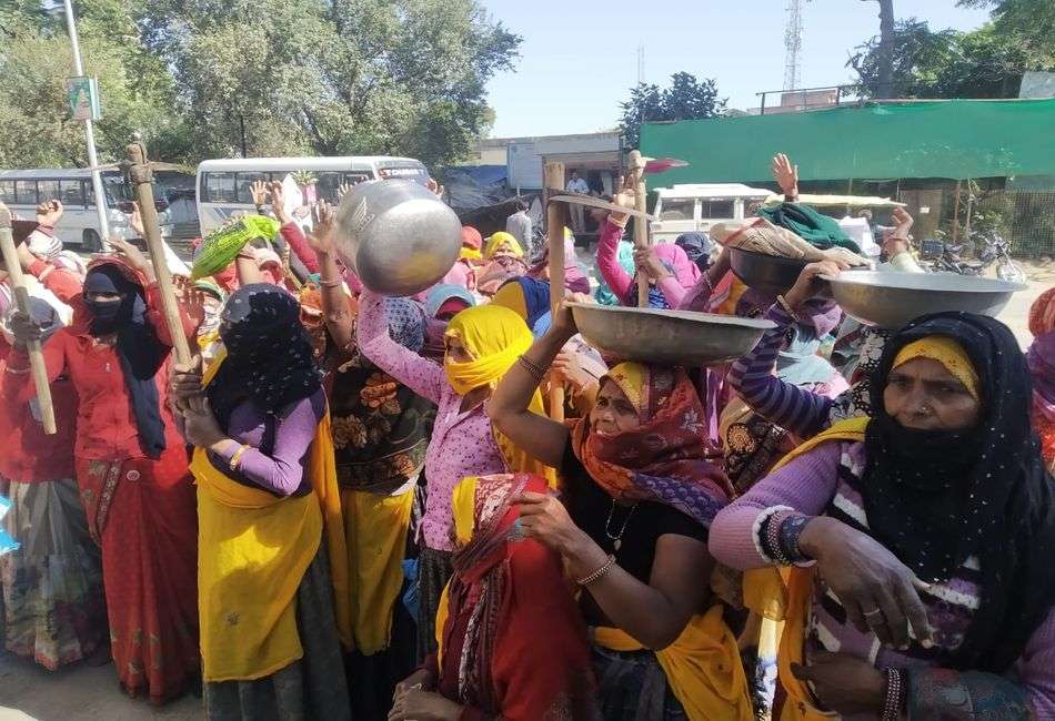 महिला श्रमिकों ने परात फावड़े लहराकर किया विरोध प्रदर्शन