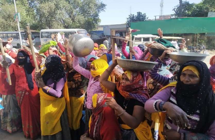 महिला श्रमिकों ने परात फावड़े लहराकर किया विरोध प्रदर्शन महिला श्रमिकों ने परात फावड़े लहराकर किया विरोध प्रदर्शन