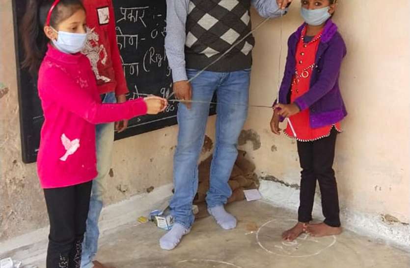 Made a home school, giving education to girl students in two corridors घर को बना लिया स्कूल, दो बरामदों में छात्राओं को दे रहे शिक्षा