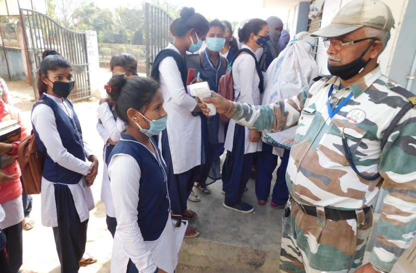 स्क्रीनिंग के बाद कॉलेज में प्रवेश, जमा कराए सहमति-पत्र, कम संख्या में पहुंच रहे छात्र स्क्रीनिंग के बाद कॉलेज में प्रवेश, जमा कराए सहमति-पत्र, कम संख्या में पहुंच रहे छात्र