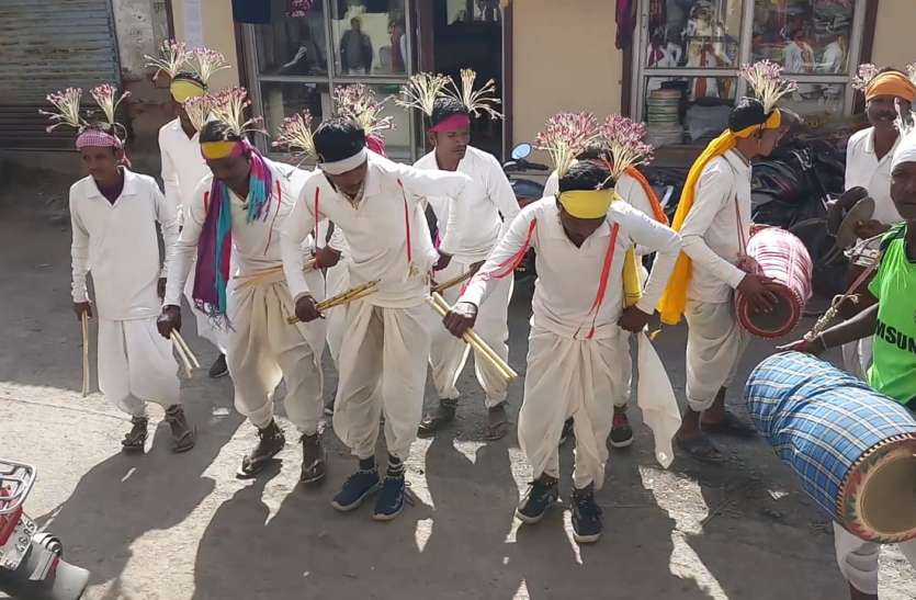 Tribal community celebrates Chherchera festival with Shaila dance, fee शैला नृत्य से आदिवासी समुदाय ने छेरछेरा पर्व का मनाया जश्न, ढोलक की थाप पर थिरके पांव