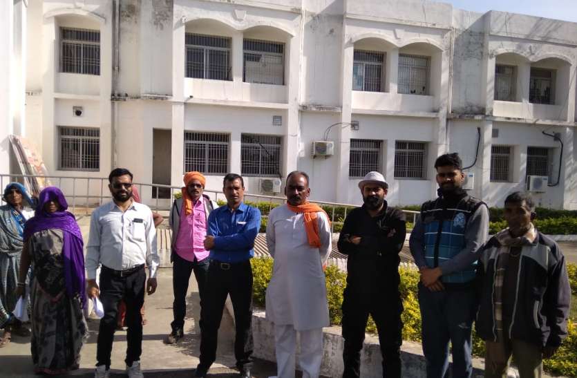 Construction of quality-free munitions, floors made of sand and cement गुणवत्ताविहीन मुक्तिधाम का निर्माण, ढलाई की जगह रेत और सीमेंट की घोल डालकर बना दिया फर्श