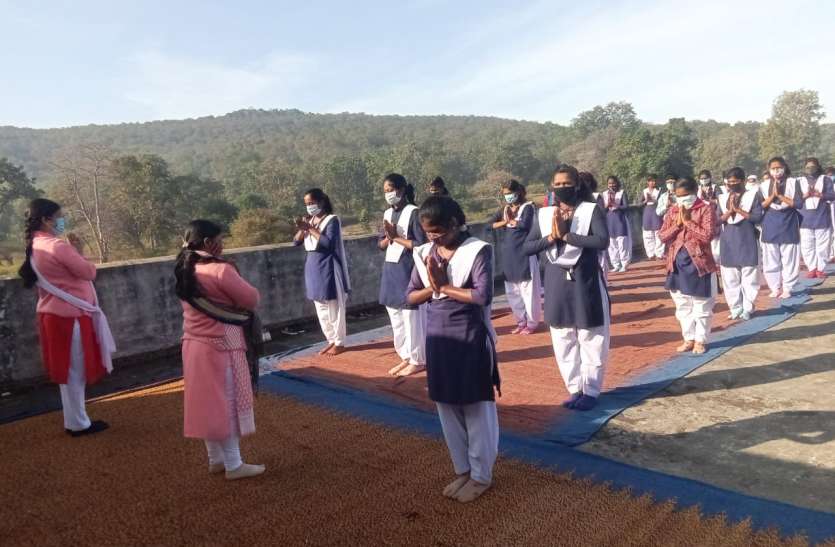 Teachers and students did yoga exercises with security measures in hom घरों और स्कूल परिसरों में शिक्षकों व विद्यार्थियों ने किया सुरक्षा उपायों के साथ किया योगाभ्यास