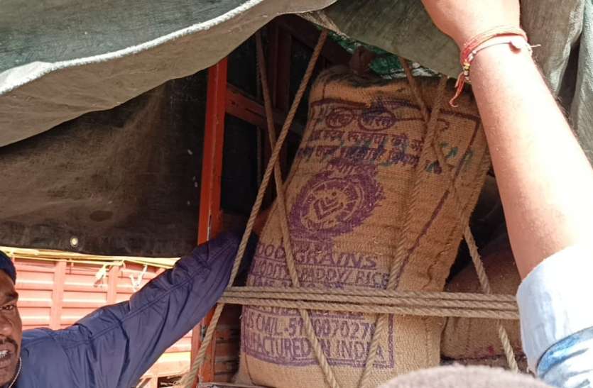 Preparations to sell cheap paddy in Chhattisgarh at Anuppur procuremen छत्तीसगढ़ की घटिया धान को अनूपपुर उपार्जन केन्द्रों पर बेचने की तैयारी, 371 बोरी धान जब्त