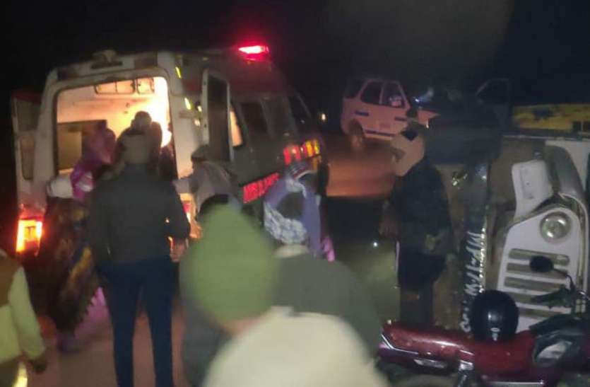 16 people injured as pickup overturns पिकअप के पलटने से 16 लोग घायल