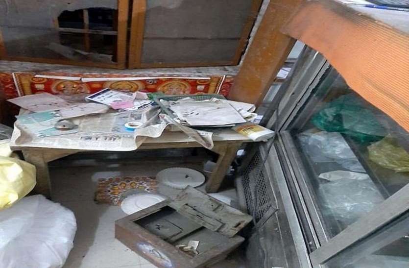 दुकानदार पड़ोस में पानी भरने गया तो पीछे गल्ले से 35 हजार चोरी दुकानदार पड़ोस में पानी भरने गया तो पीछे गल्ले से 35 हजार चोरी