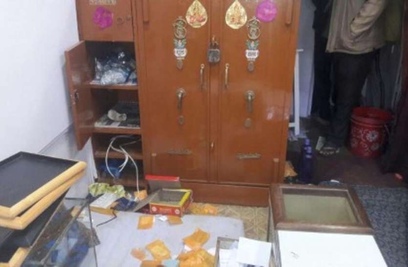ज्वैलरी दुकान में तोड़-फोड़, अस्सी ग्राम सोना चोरी ज्वैलरी दुकान में तोड़-फोड़, अस्सी ग्राम सोना चोरी