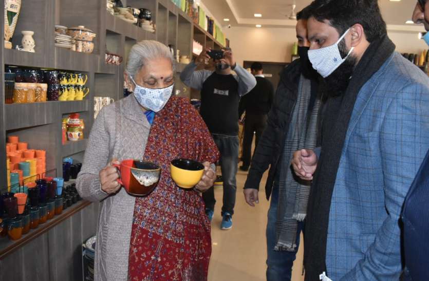 राज्यपाल ने पॉटरी उद्योग का निरीक्षण किया राज्यपाल ने पॉटरी उद्योग का निरीक्षण किया