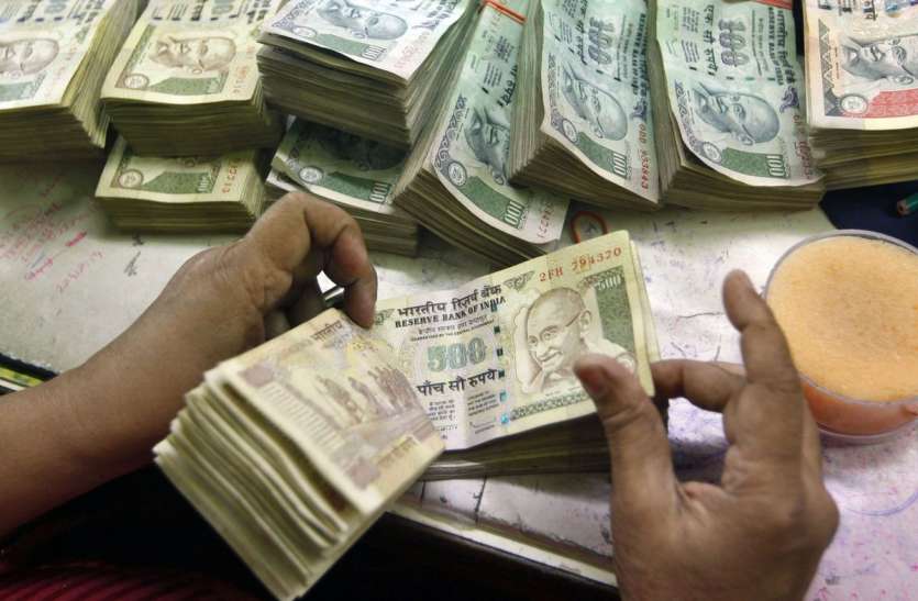 323 कर्मचारियों से वसूले 13 लाख रुपए 323 कर्मचारियों से वसूले 13 लाख रुपए