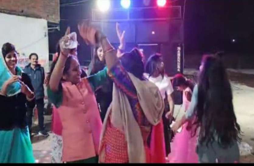 BSP MLA jumps on daughter's birthday बेटी के जन्मदिन पर जमकर झूमी बसपा विधायक