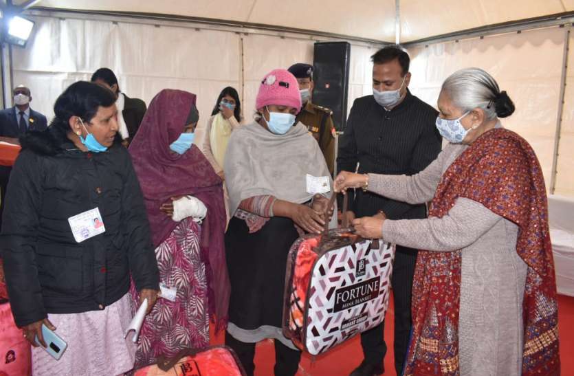 राज्यपाल ने दिव्यांगों को कम्बल भी वितरित किए। बच्चों को पौष्टिक आहार दें जिससे बच्चे शीघ्र ही टी.बी. रोग से स्वस्थ हो सके - राज्यपाल