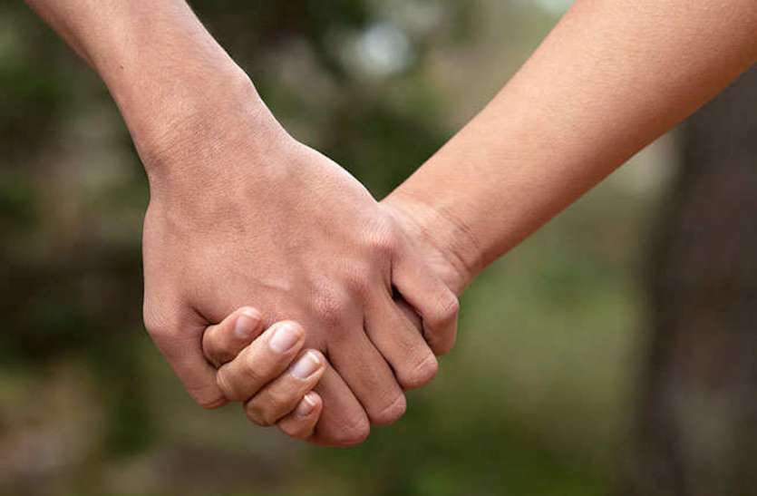 ऑनलाइन गर्लफ्रेंड से मिलने बेंगलुरु से फ्लाइट पकड़कर यूपी पहुंचा प्रेमी, लव जिहाद के नाम पर हुई पिटाई ऑनलाइन गर्लफ्रेंड से मिलने बेंगलुरु से फ्लाइट पकड़कर यूपी पहुंचा प्रेमी, लव जिहाद के नाम पर हुई पिटाई