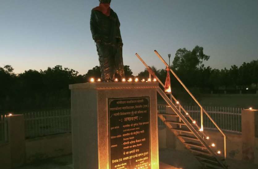 विवेकानंद जयंती की पूर्व संध्या पर दीपमाला का आयोजन विवेकानंद जयंती की पूर्व संध्या पर दीपमाला का आयोजन