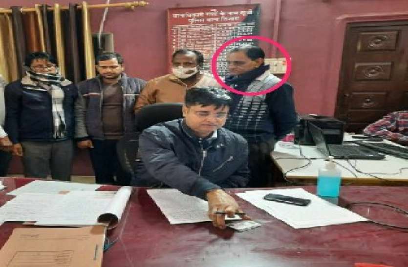 Alwar Gram Vikas Adhikari Trap While Taking Bribe अलवर में एक और सरकारी अधिकारी रिश्वत लेते गिरफ्तार हुआ, 35 हजार की घूस लेते एसीबी ने दबोचा