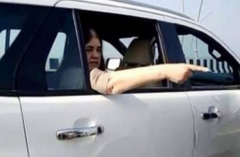 मेनका गांधी की गाड़ी का हूटर सुनकर भी नहीं हटा पिकप, फिर कुछ ऐसा हुआ कि..... मेनका गांधी की गाड़ी का हूटर सुनकर भी नहीं हटा पिकप, फिर कुछ ऐसा हुआ कि.....