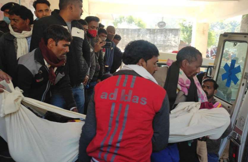 शराब पीने से दो गांवों में 11 लोगों की मौत, शवों को ले जाने पर विवाद पीएम के बाद शवों को उठाने पर हंगामा