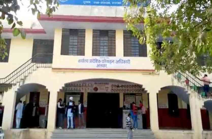 Alwar Police Arrest Fake Marks sheet And Lisence Maker Gang फर्जीवाड़े का बड़ा खुलासा: 1500 रूपए में सरकारी कॉलेज की मार्कशीट, ड्राइविंग लाइसेंस कुछ भी बनवा लो, पकड़े गए दलाल