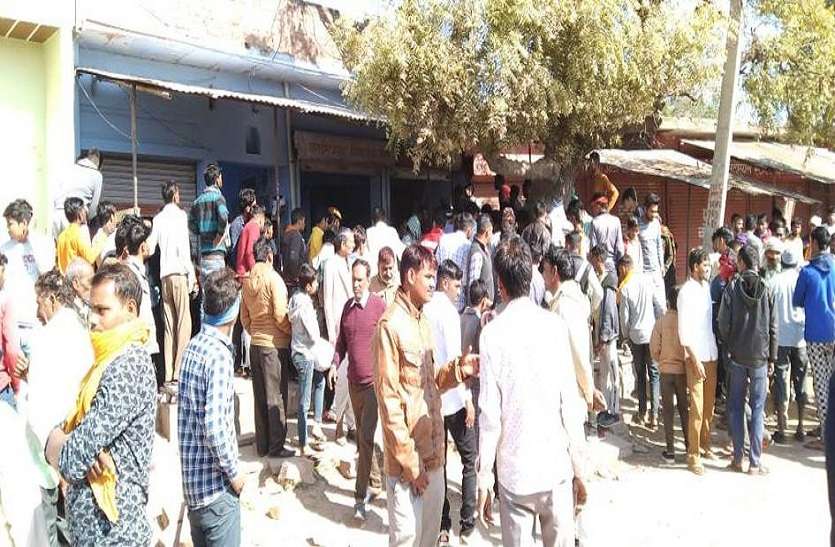 वृद्ध स्पेलर मशीन में फंसा, कटा सिर दुकान के बाहर देख मचा हड़कंप वृद्ध स्पेलर मशीन में फंसा, कटा सिर दुकान के बाहर देख मचा हड़कंप
