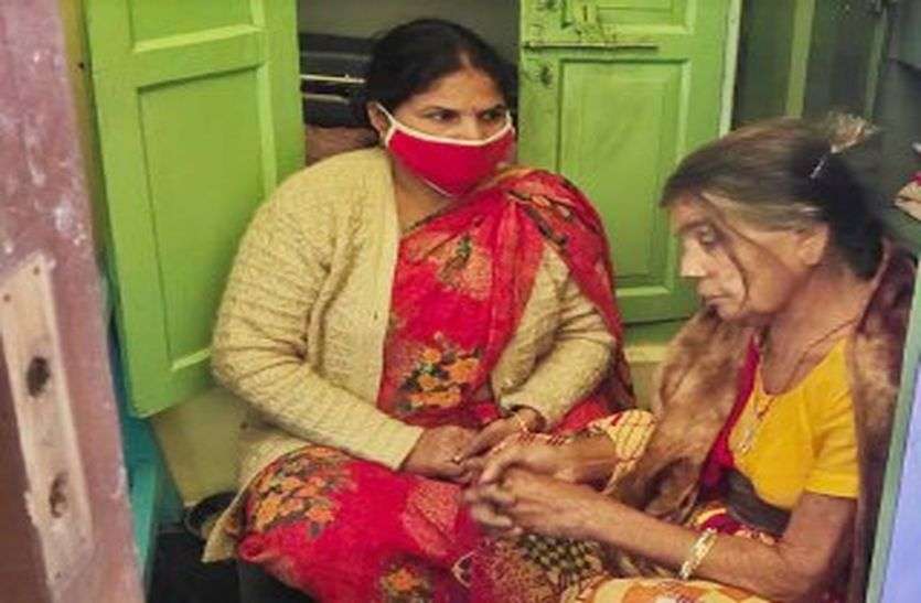 वृद्धा के हाथ-पैर व आंखों पर पट्टी बांधी, मारपीट कर धमकाया, तीन लाख कीमत के जेवरात लूटकर भागे शातिर वृद्धा के हाथ-पैर व आंखों पर पट्टी बांधी, मारपीट कर धमकाया, तीन लाख कीमत के जेवरात लूटकर भागे शातिर