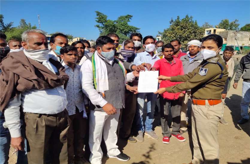 Memorandum submitted to SDOP ग्रामीणों का आरोप- शिकायतों के बाद भी नहीं हो रही अवैध शराब बेचने वालों पर कार्रवाई
