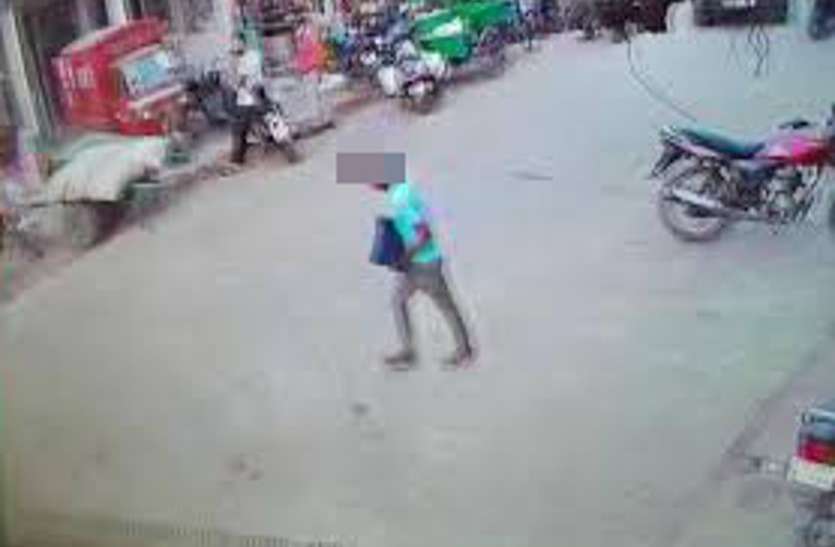 पिता के इलाज के लिए बाइक की डिक्की में रखे 2 लाख रुपए 2 बदमाशों ने किए पार, सीसीटीवी में कैद हुई करतूत पिता के इलाज के लिए बाइक की डिक्की में रखे 2 लाख रुपए 2 बदमाशों ने किए पार, सीसीटीवी में कैद हुई करतूत
