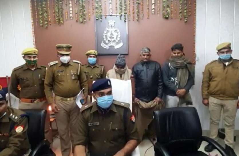 थाना फरह पुलिस ने चेकिंग के दौरान पकडे शराब तस्कर - फ़ोटो - पत्रिका न्यूज़ नेटवर्क ट्रक में ईटों के नीचे छुपा कर ले जाई जा रही थी अवैध अँग्रेजी शराब की खेप ,तीन गिरफ्तार