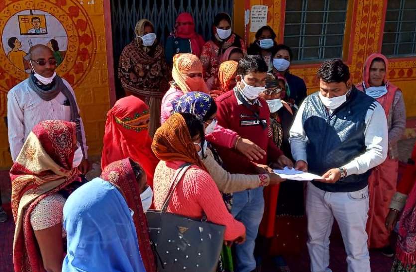 Medical staff boycotted PHC पीएचसी पर मेडिकल स्टाफ ने किया कार्य बहिष्कार